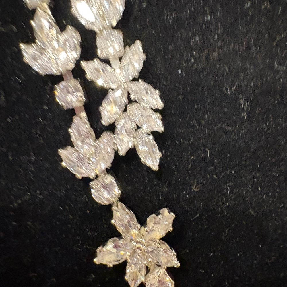 Elegant Silver Floral Cubic Zirconia Jewelry Set - Picture 4 of 5